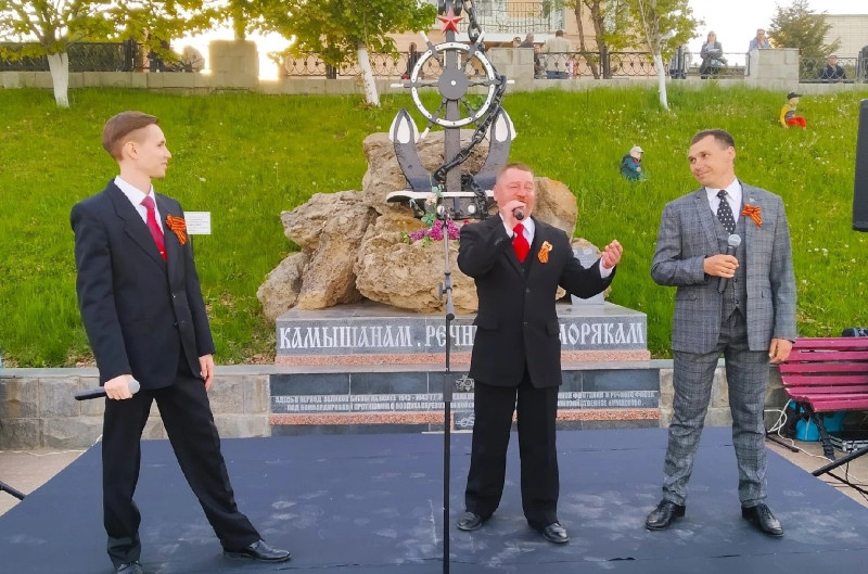    В День Победы (фото из архива Камышинского драматического театра)