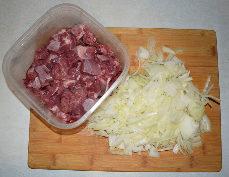 Нарезаем мясо и лук
