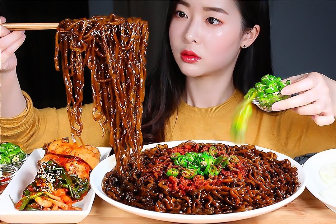 Тренд «мукбанг» пришел из Южной Кореи. Мукбанг- от слова «먹다»- есть