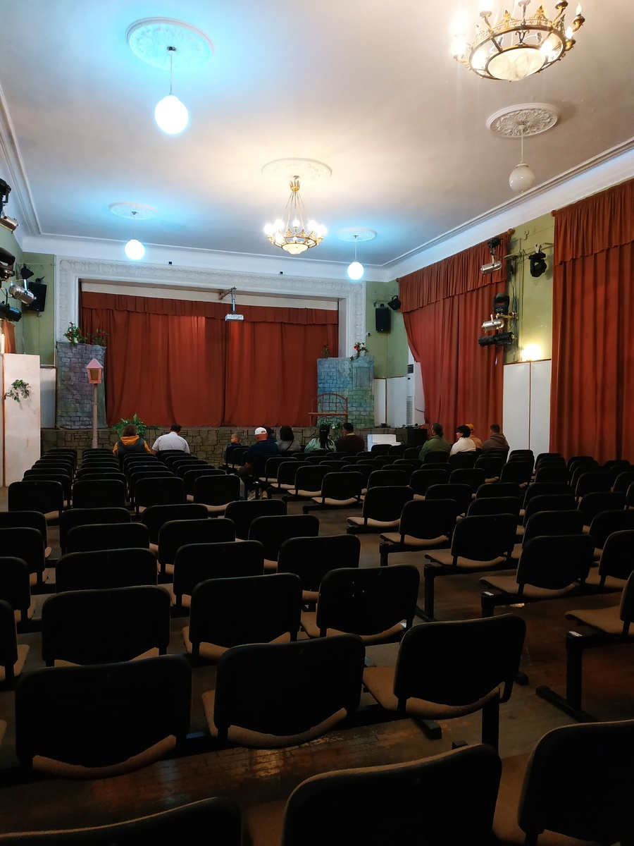 Зал ещё пустой, зрители только собираются. Фото автора.