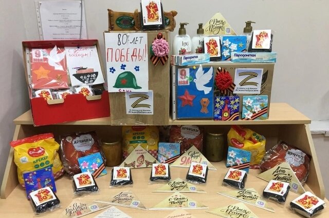    Очередные письма и сувениры от детей, которые отправляют вместе с гуманитарной помощью Фото: АиФ-Саратов