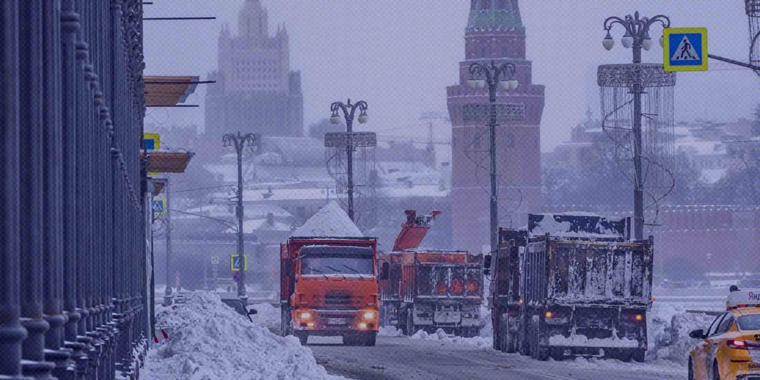 Поваленные деревья, разбитые автомобили и масштабные отключения электричества: аномальный снегопад обрушился на Москву и Подмосковье