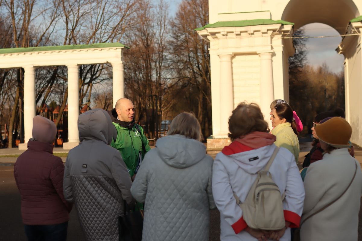 На месте детской площадки (слева от колокольни) находился Преображенский собор, в котором служил иереем в 1760-е годы баснописец Гавриил Шутов. 