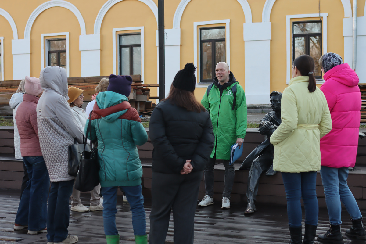 У памятника Александру Грину с группой экскурсантов. 