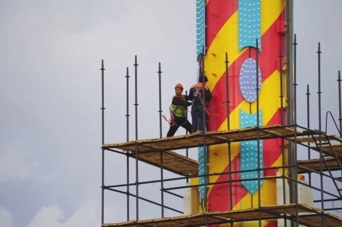    В Волгограде 30-метровые леса окружили будущую «Башню свободного падения»