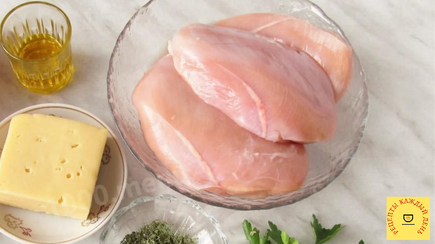 Всё просто — курица, яйца, молоко и немного сыра. Остальное — по вкусу.
