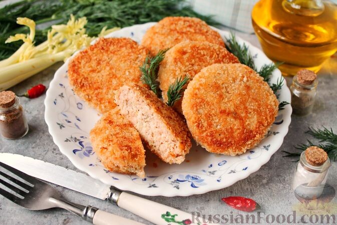 фарш рыбный, сельдерей черешковый, лук репчатый, масло растительное, панировочные сухари, яйца, горчица дижонская, сметана, соль, перец чёрный молотый, панировочные сухари