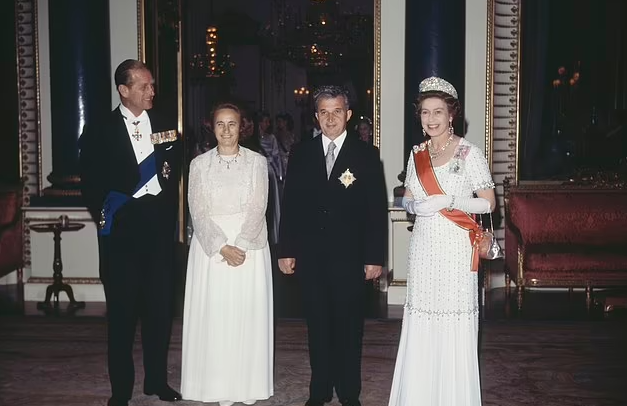 От кого Елизавета II пряталась в кустах Букингемского дворца? 