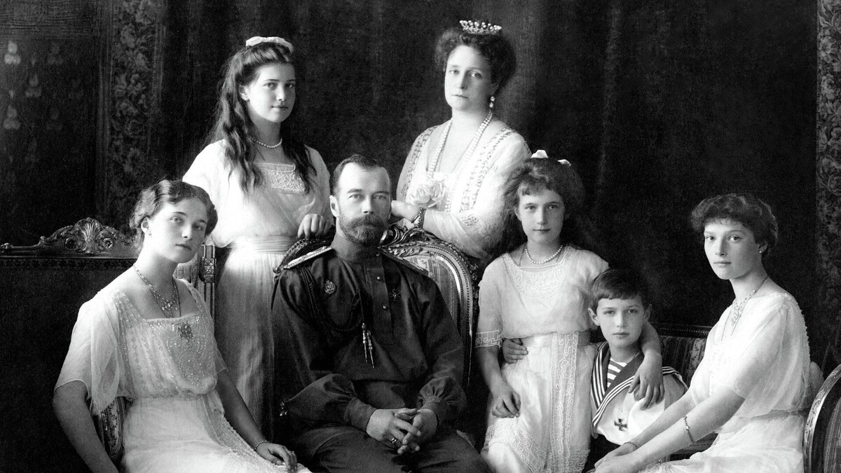 Император Николай II, императрица Александра Федоровна, великие княжны Ольга, Татьяна, Мария, Анастасия, цесаревич Алексей