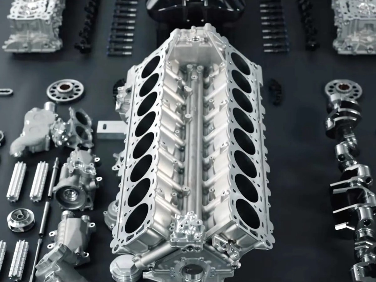    Мини-версию двигателя Bugatti Tourbillon V16 встроили в наручные часы