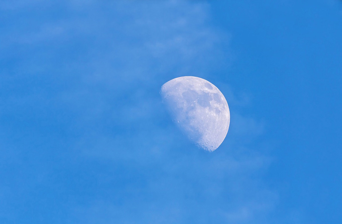 Луна в дневное время