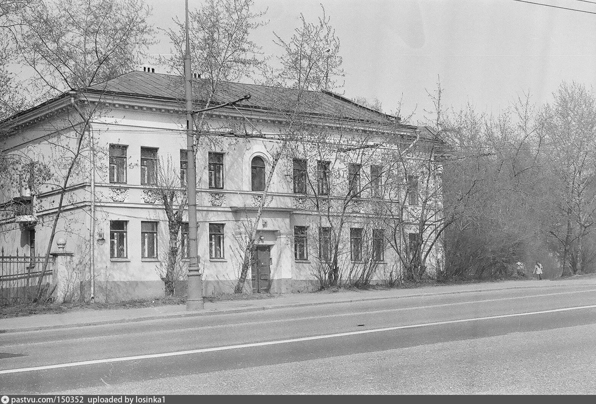 Дом, где мы жили на первом этаже. https://pastvu.com/_p/a/1/y/c/1ycwd2vk8dbgq8rjv6.jpg