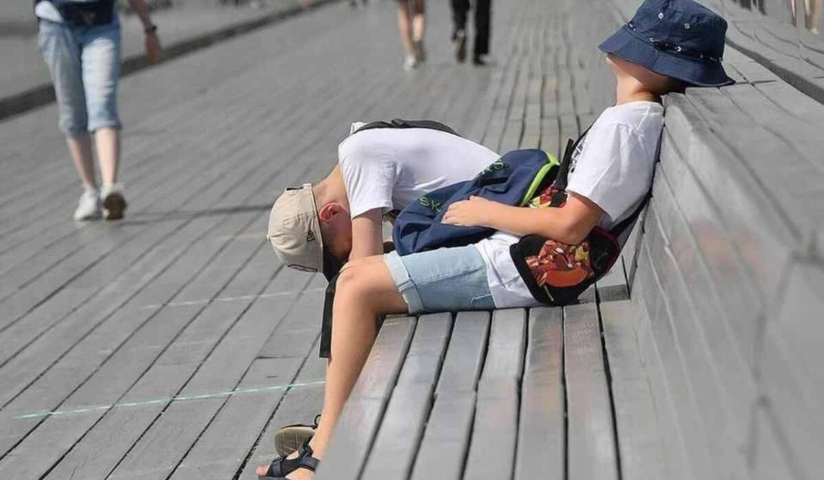     Люди спасаются от жары. Источник: kp.ru Автор фото: Владимир Веленгурин