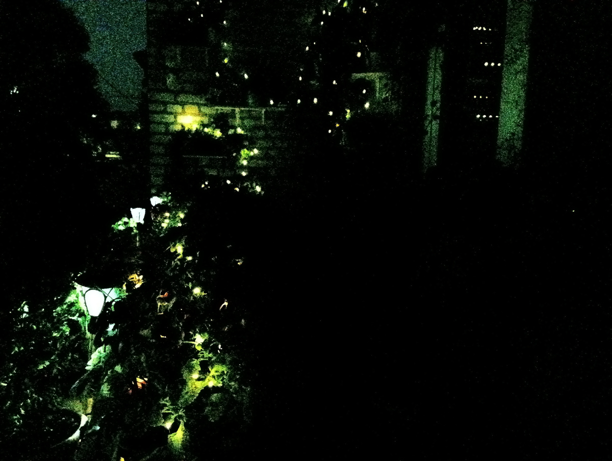 Так, например, выглядит мой летний балкон в ночное время... Фото автора