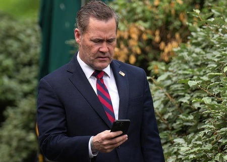    Первая смена караула в Белом доме. Трамп уволил Уолтца