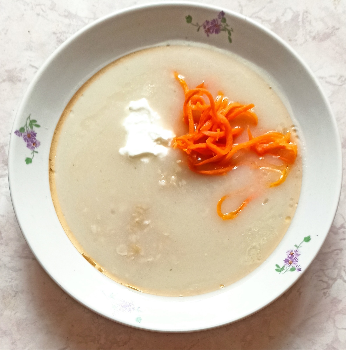 Сметана и корейская морковь 