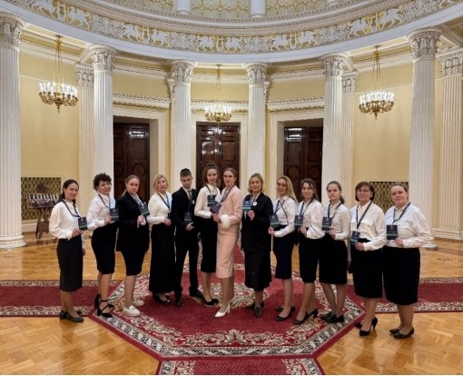 "Волонтёры СПБ" во главе с председателем Елизаветой Романовой на мероприятии в здании Законодательного собрания