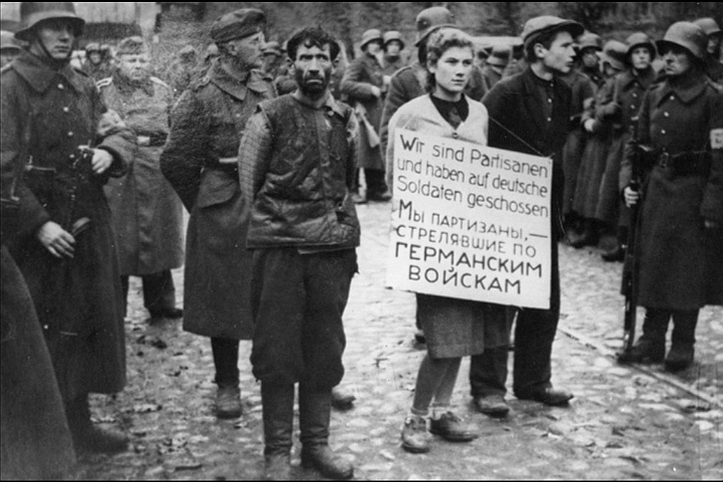26 октября 1941 года. Первая публичная казнь в Минске: Кирилл Трус, Маша Брускина и Владлен Щербацевич в окружении своих палачей
