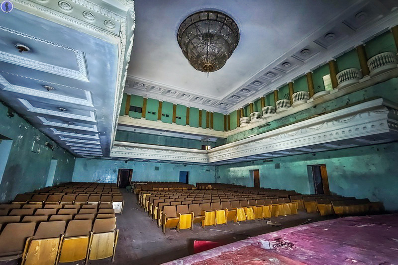 Заброшенный Дворец Культуры Советских Моряков с гигантскими люстрами на Гутуевсом острове в Санкт-Петербурге