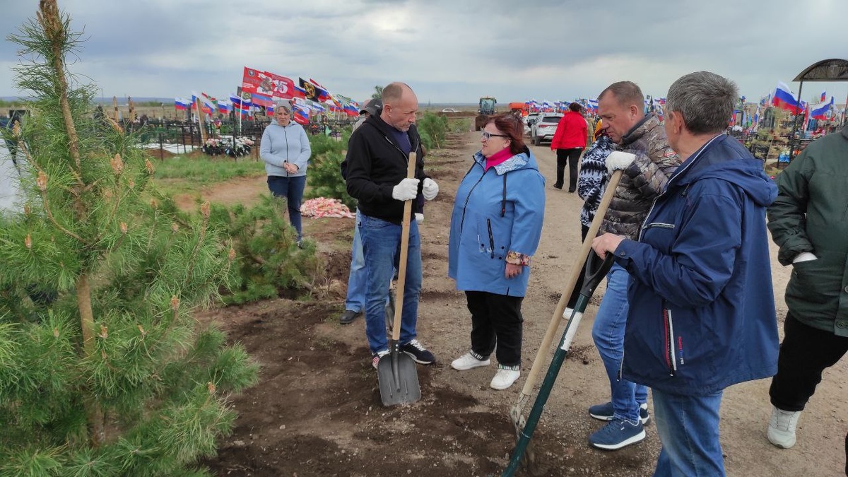 📷    В Оренбурге на аллее погибших бойцов СВО высадили 50 сосен Белов Михаил Александрович
