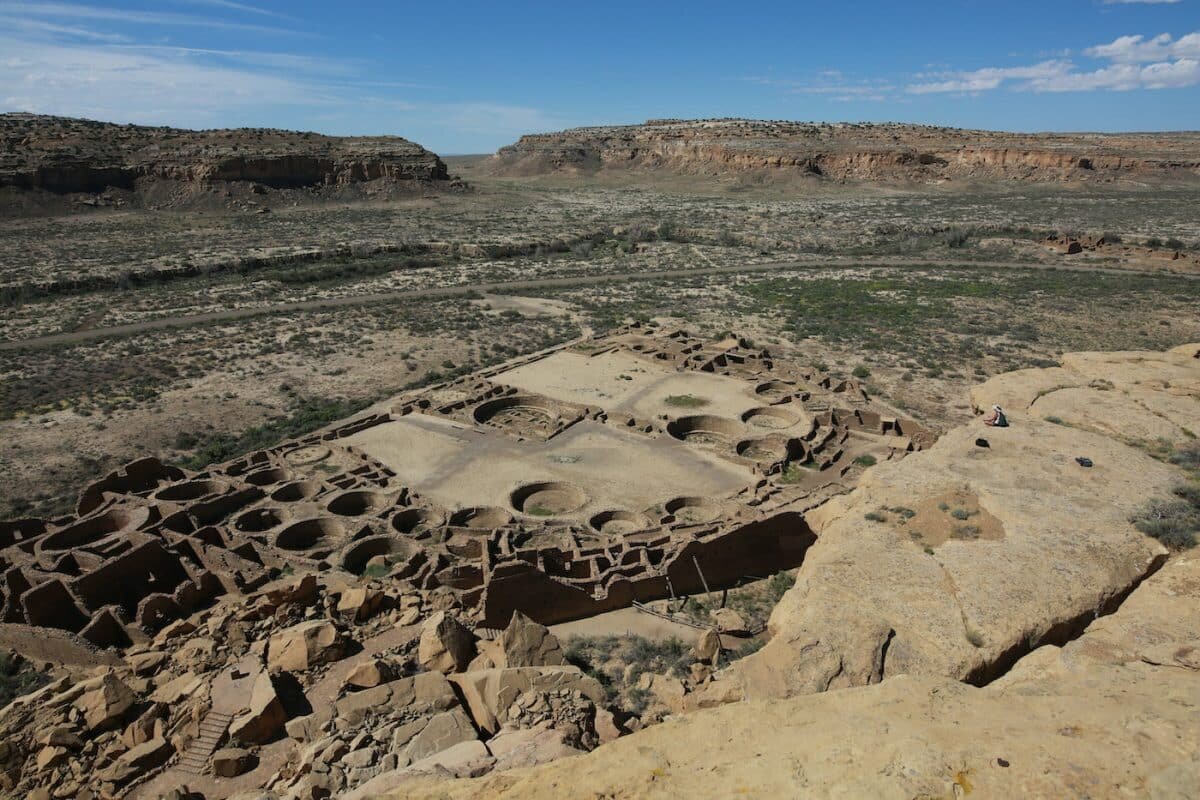    Пуэбло-Бонито, крупнейшее археологическое место в Национальном историческом парке культуры Чако, на северо-западе Нью-Мексико / © AP Photo/Cedar Attanasio