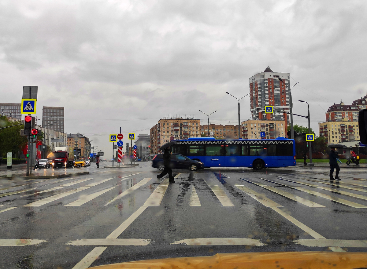 Людей мало. Кому охота с зонтиком гулять...