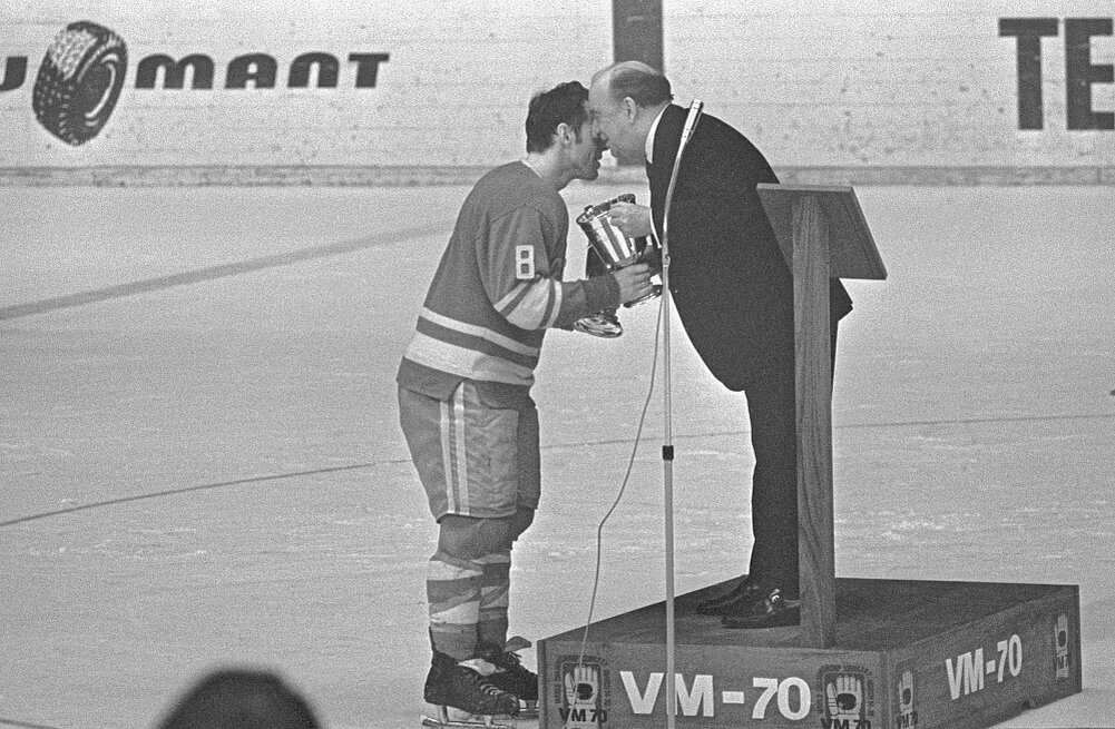 Тот самый снимок с награждения на чемпионате мира по хоккею 1970 года в Стокгольме, ставшиий известным во всем мир: Джон Ахерн и Вячеслав Старшинов
 