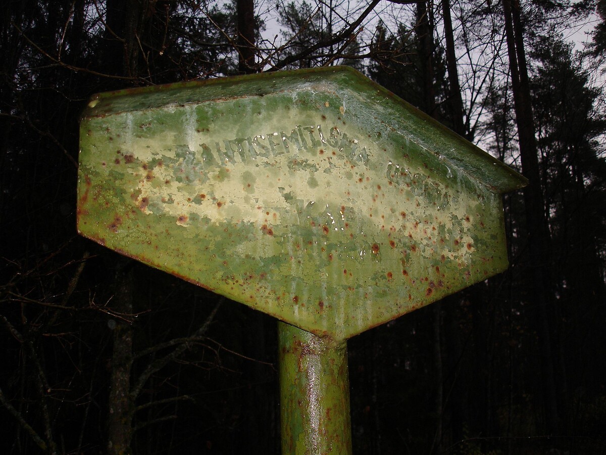 Указательный знак на кладбище жертв антисемитизма в посёлке Юмправа. Фото: Александр Ржавин, октябрь 2013 года.