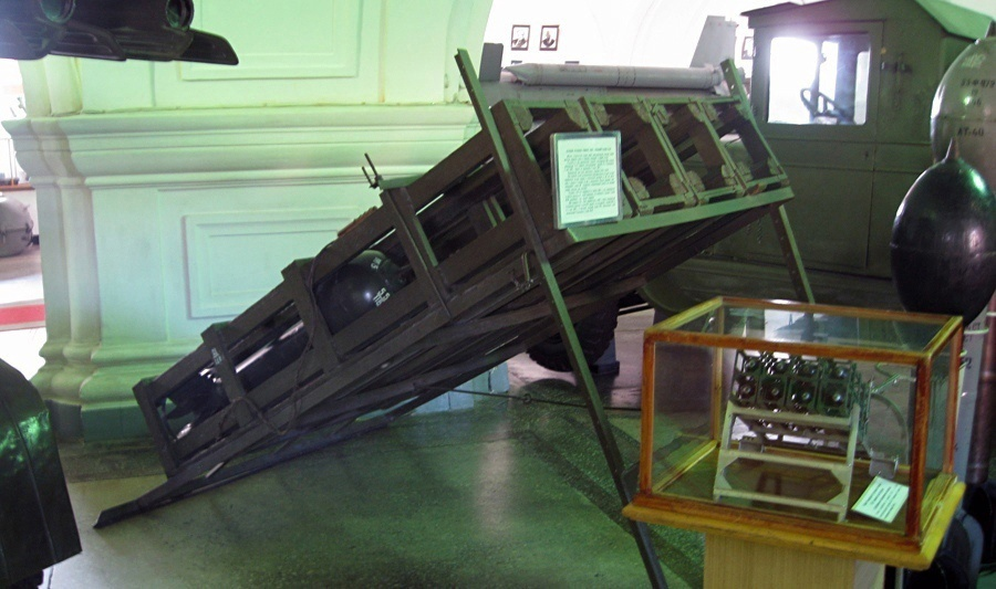 Пусковая установка М-30 на четыре снаряда. Рядом можно увидеть макет установки на восемь снарядов для более совершенных снарядов М-31
