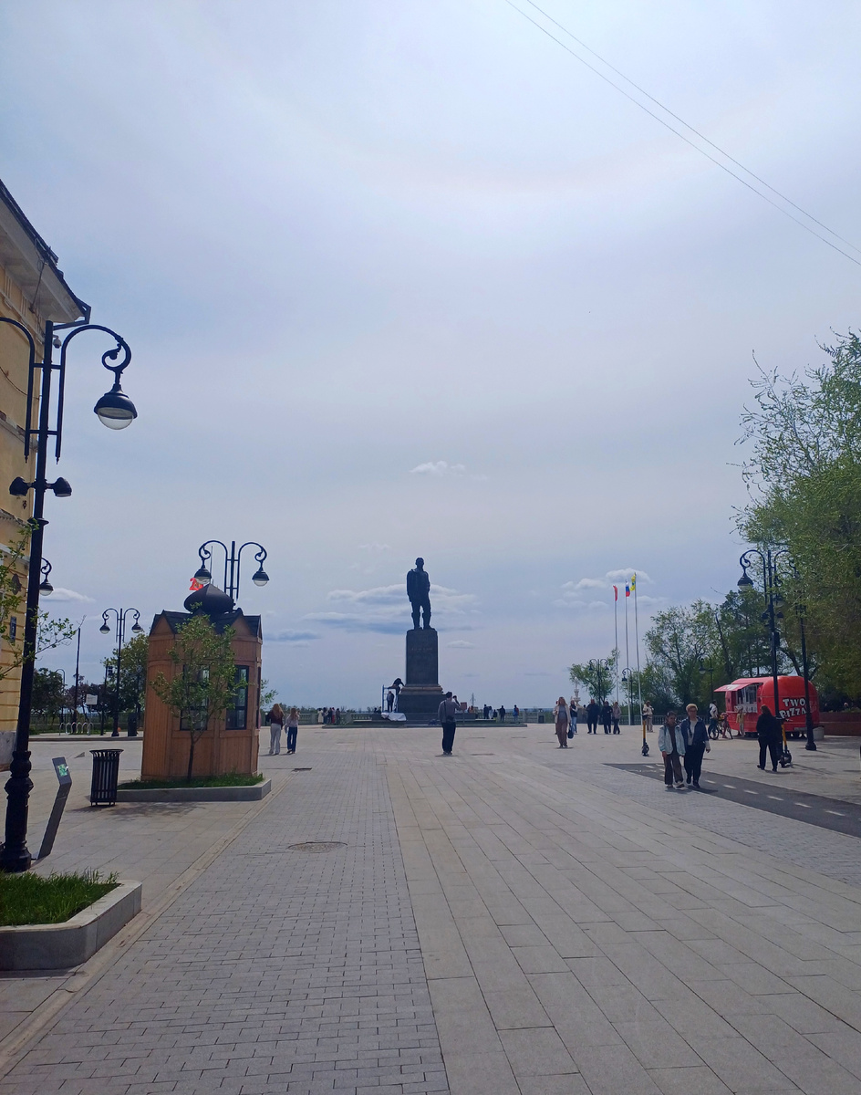 Панорама ул. Советской и памятник Чкалову.