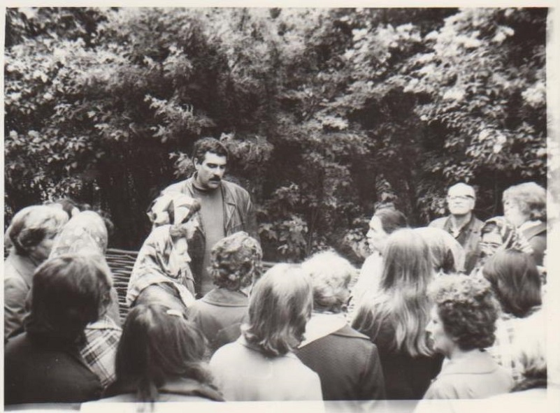 Сергей Довлатов проводит экскурсию в Михайловском.