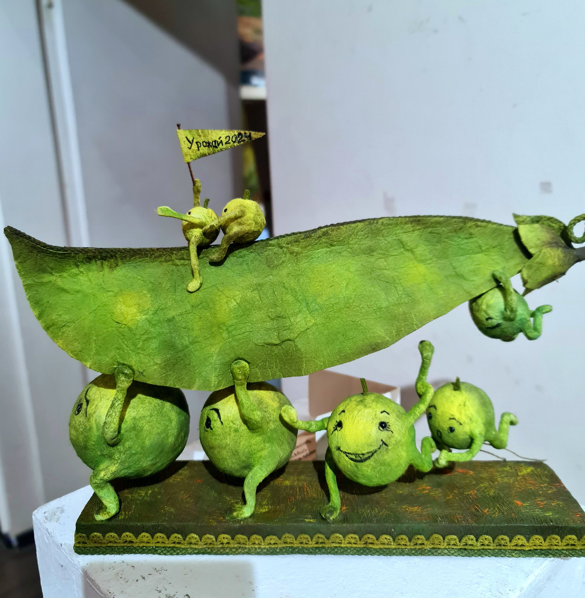 Ну, а что, чем стручок -не домик. Самый настоящий домик для горошин.