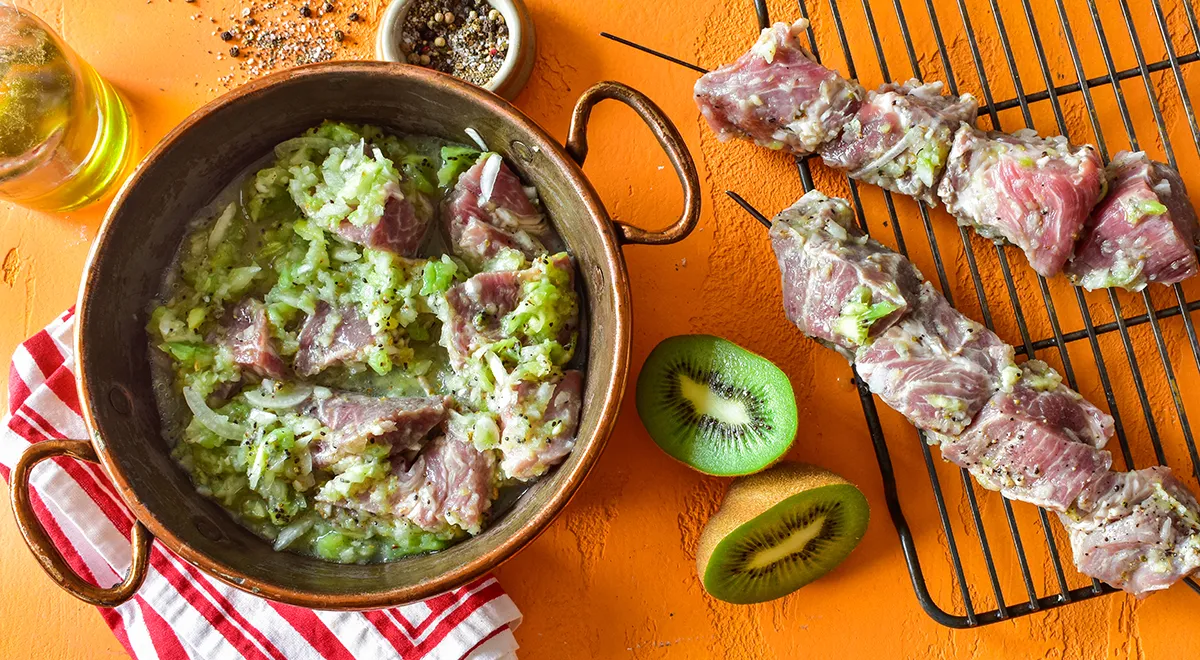 Маринад для шашлыка из киви: нежность мяса за считанные часы