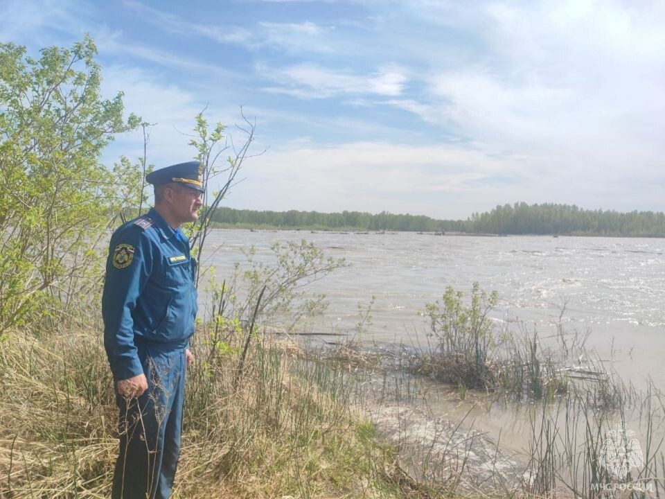    МЧС контролирует Катунь. Источник: t.me/mchs_altkray