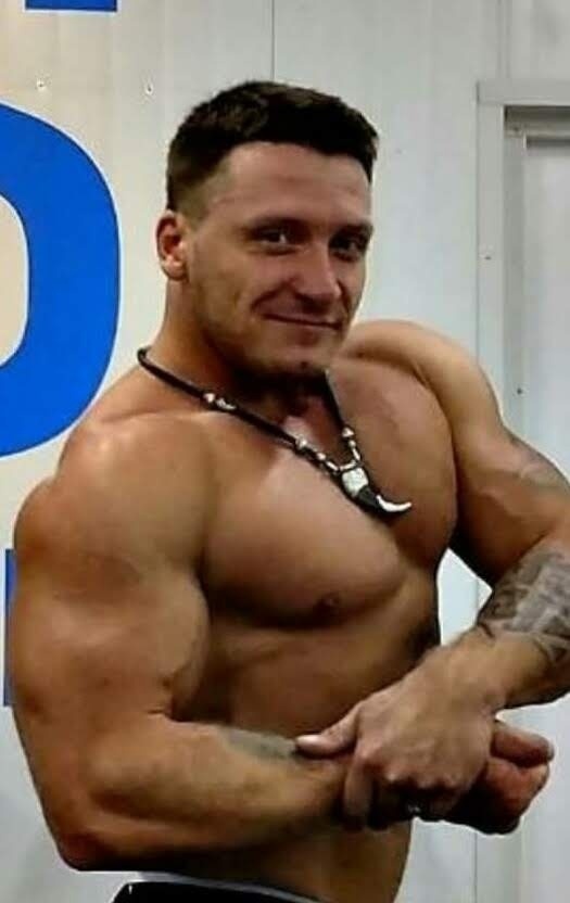 Эта часть — о сломе не тела, а веры.
Когда ты приходишь с болью — а в ответ:

Всё у вас в голове.
Пройдёт
Вас слишком много.