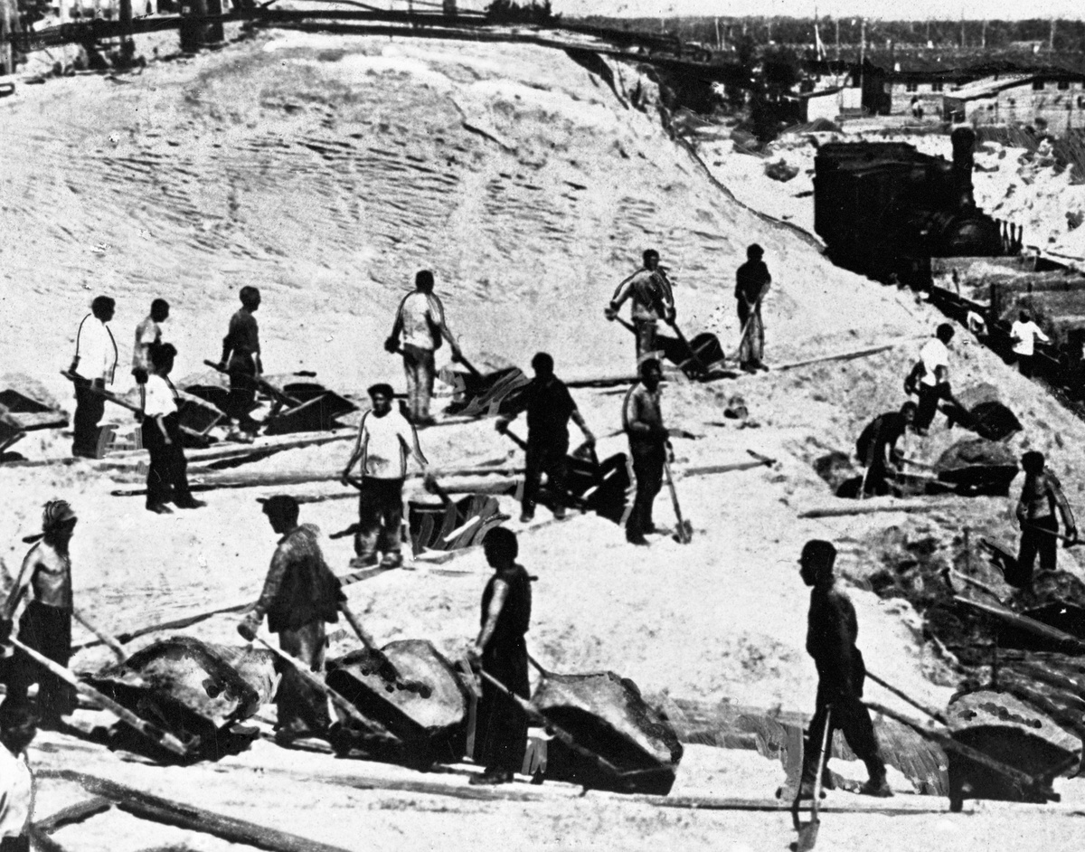    Несмотря на то что автозавод возводился практически вручную, строительство продвигалось ударными темпами. В сентябре 1931 года для ускорения строительства предприятия крайком комсомола провёл чрезвычайную мобилизацию комсомольцев / РИА Новости