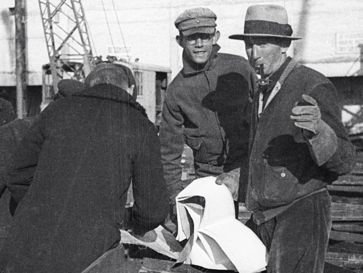    Ещё 31 мая 1929 года ВСНХ заключил с американской Ford Motor Company соглашение о технической помощи при организации и налаживании массового производства легковых автомобилей. На завод поступало не только лучшее отечественное оборудование, но и станки, прессы, машины из США и стран Европы / РИА Новости