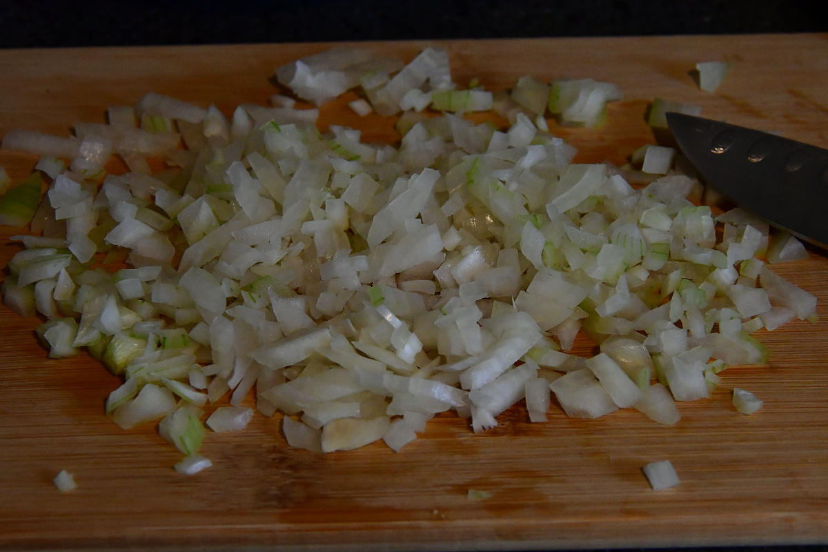 Нарезаем лук