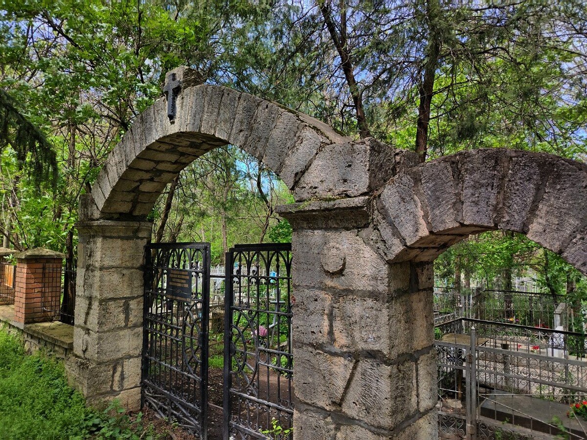 Старинные ворота лютеранского кладбища сохранились с 1804 года