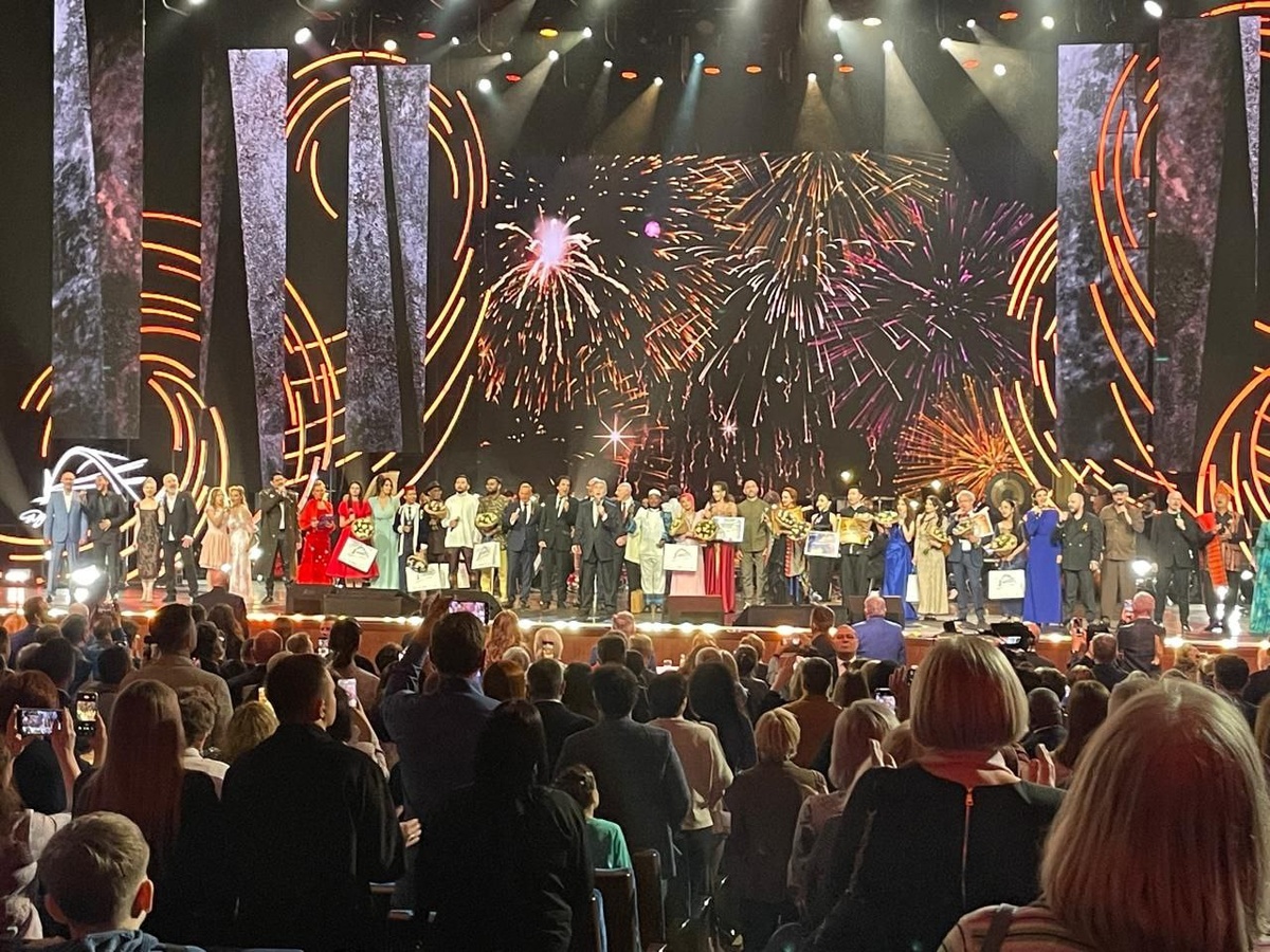 Финал! Разумеется, "День Победы" в исполнении Льва Лещенко!