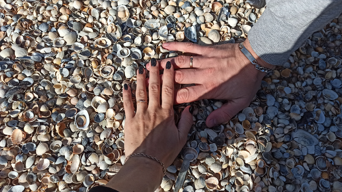 Главная достопримечательность — песчано-ракушечные пляжи, большое мелководье.