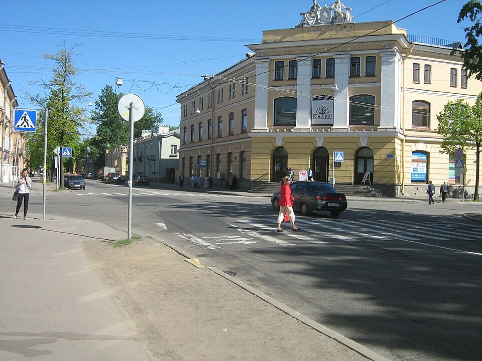 Колпино, улица Труда, Дом торговли. Авторство: Peterburg23. Собственная работа, CC BY 3.0, https://commons.wikimedia.org/w/index.php?curid=6896932