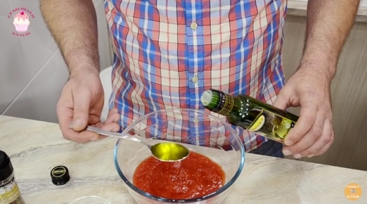 В глубокую посуду выкладываем томат.