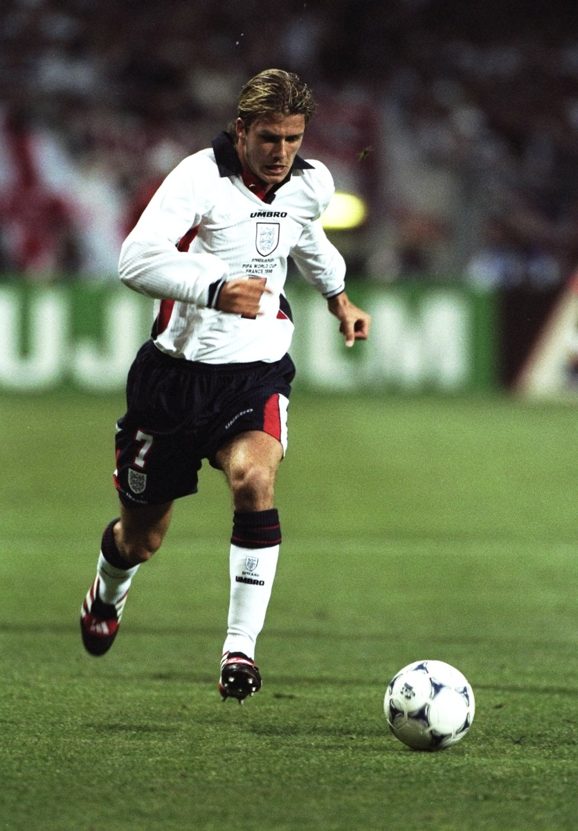    Дэвид Бекхэм родился в обычной семье в Лондоне. Отец будущего знаменитого футболиста занимался монтажом кухонь, а мать работала парикмахером. Мальчик рано обнаружил в себе спортивные таланты и начал заниматься в команде «Риджуэй Парк» в Чингфорде / Gettyimages.ru / Ross Kinnaird /Allsport