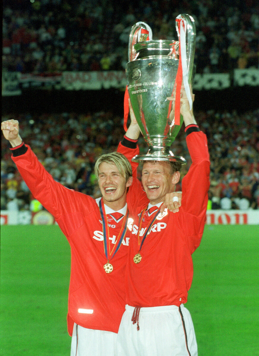    В 1995-м Бекхэм дебютировал за первую команду МЮ в АПЛ. В составе манкунианцев Дэвид выиграл все возможные трофеи. Полузащитник — шестикратный чемпион Англии, двукратный обладатель Кубка и Суперкубка страны. Также в его активе победы в Лиге чемпионов и Межконтинентальном кубке / Legion-Media / kolvenbach