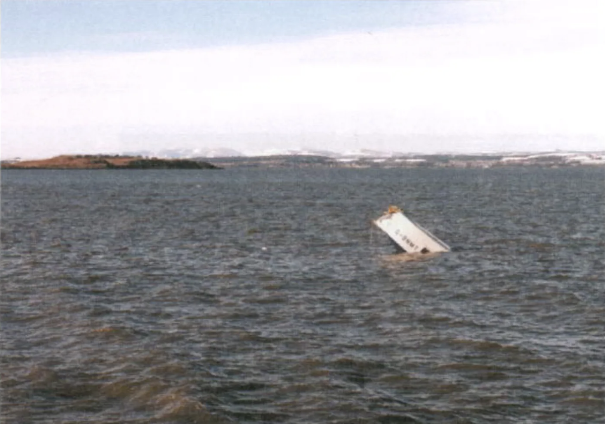 На этом снимке, сделанном на следующее утро после аварии, видна повреждённая хвостовая часть Short 360. (AAIB)
