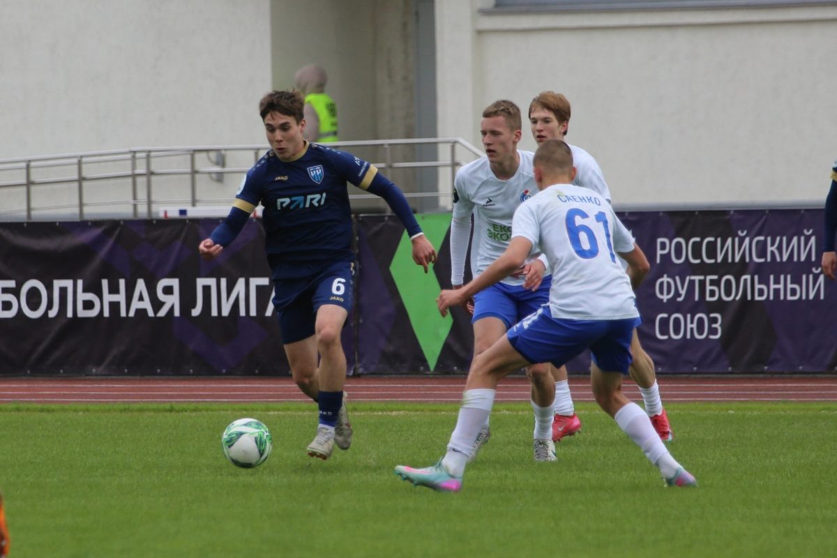    Дмитрий Заботкин (с мячом) - автор одного из голов в ворота воронежской молодёжки