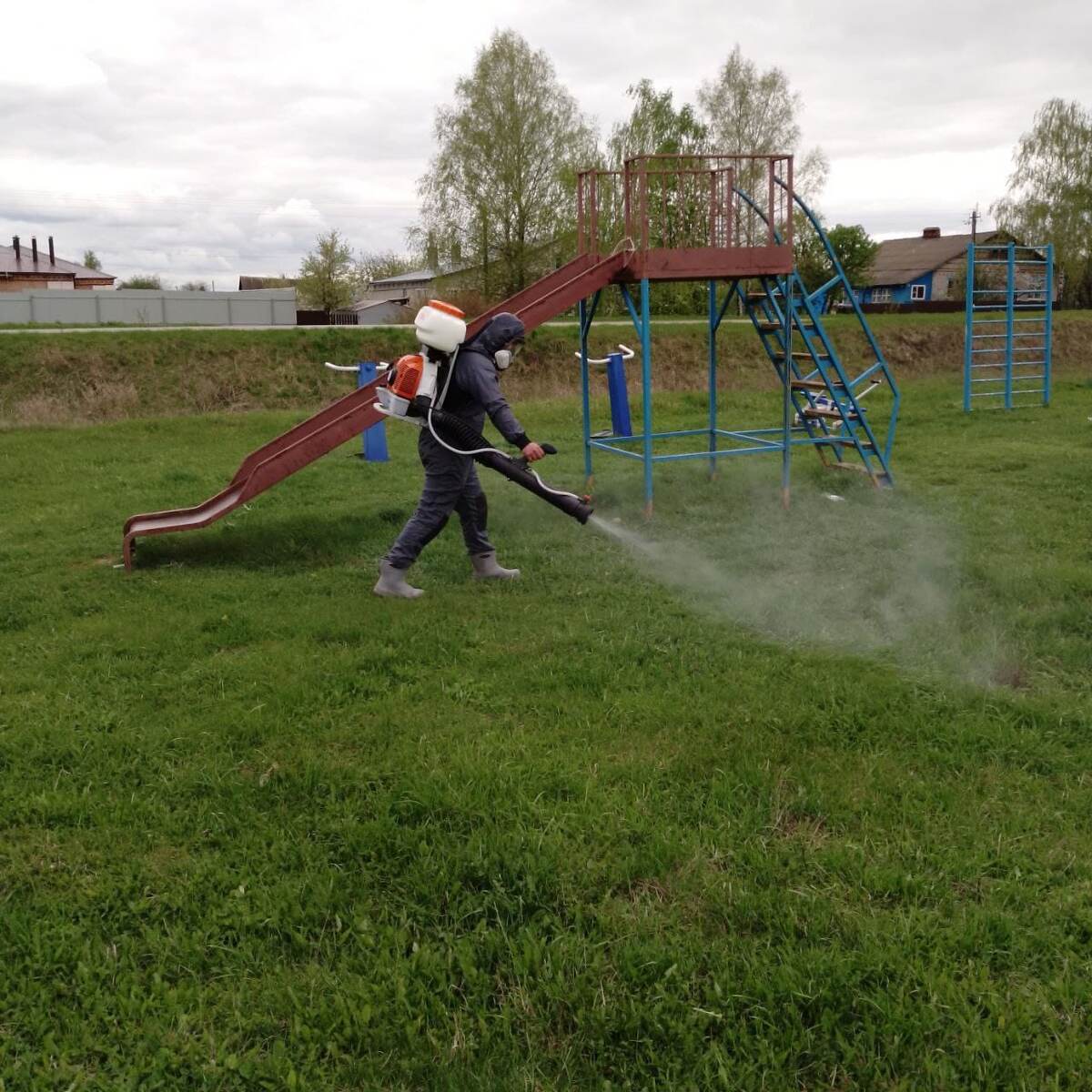 Спокойный и комфортный отдых на природе. Защитите себя от нежелательных встреч с клещами!