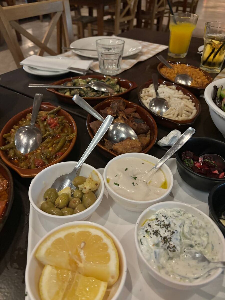 Огромное количество тарелочек, и это ещё без мяса!