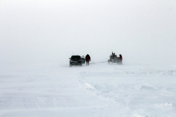Выручаем пикапом и всей командой прицепы из западни.